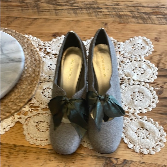 Ann Marino Gray and taupe Heels with Elegant Bow - Picture 9 of 10